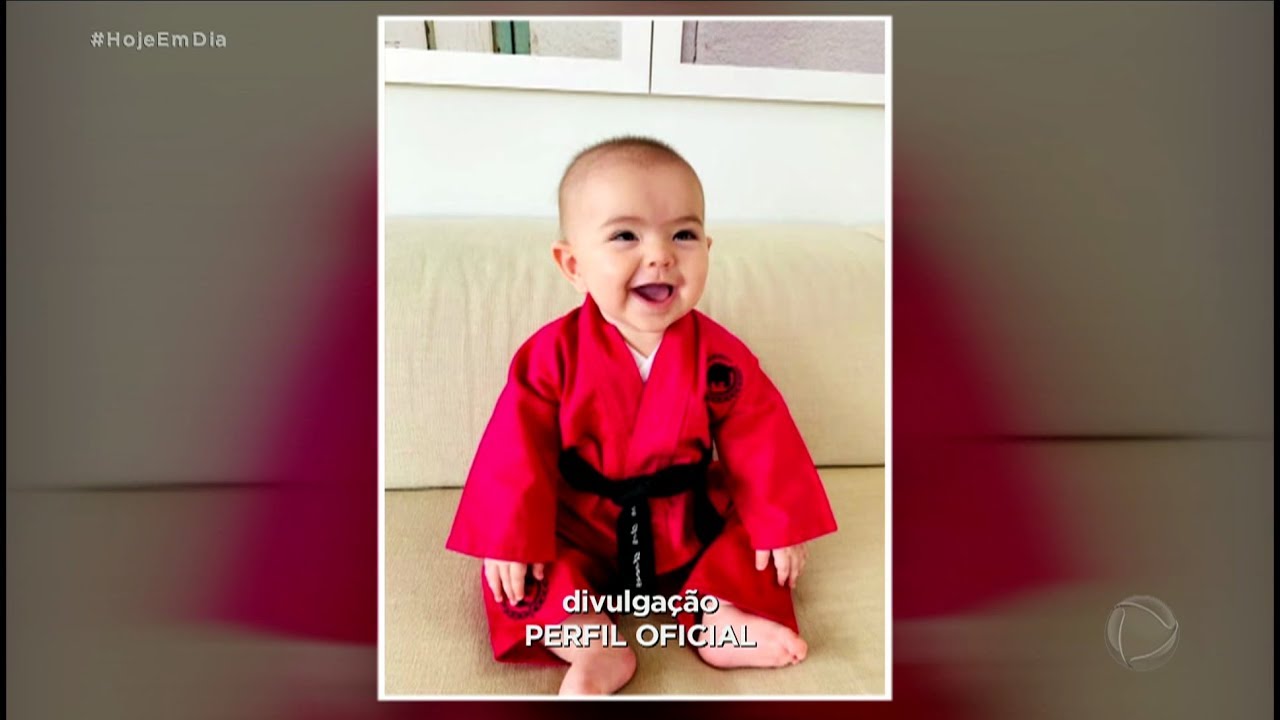 Filha de Sabrina Sato ganha quimono rosa