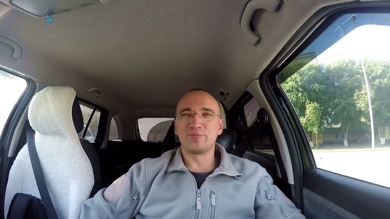 Если подходят в баре со своими напитками к девушке