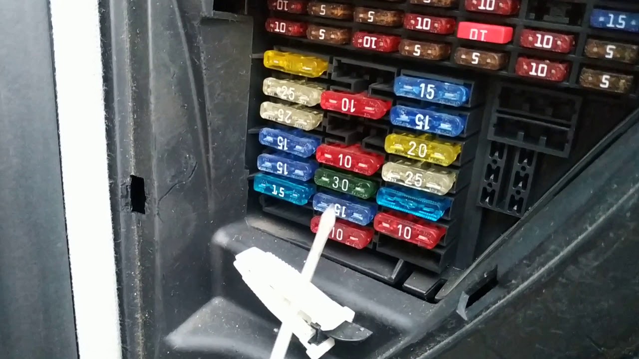 не работает прикуриватель в багажнике golf 4