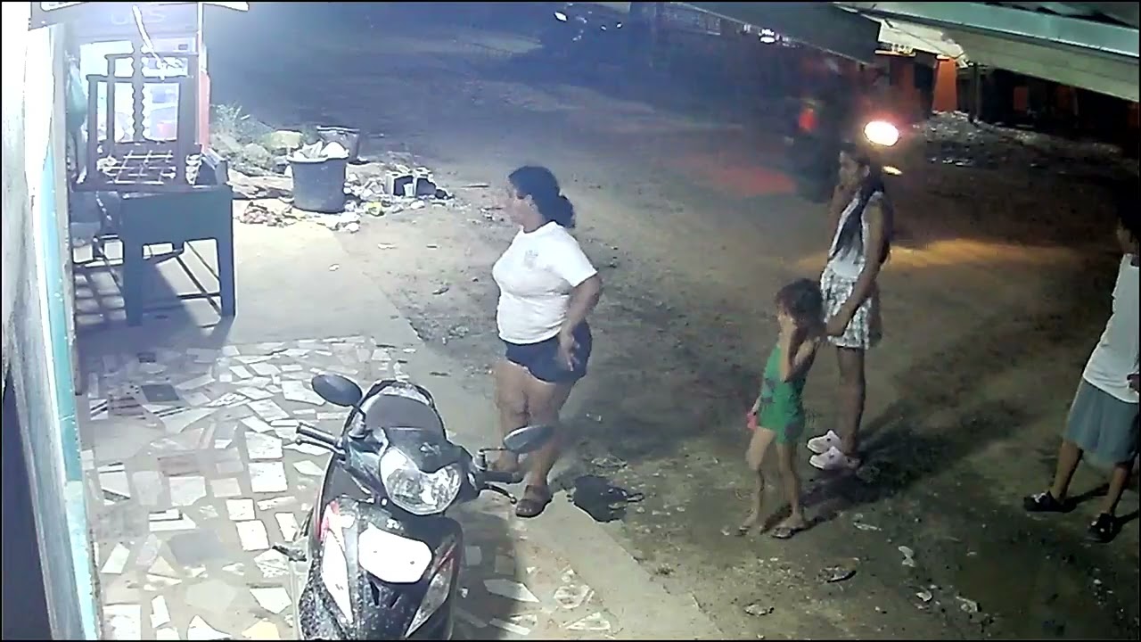 Me tiraron una BIBORHA POR EL PORTÓN DE ATRÁS EN LA CASA CASI MUERDEARADIANTE