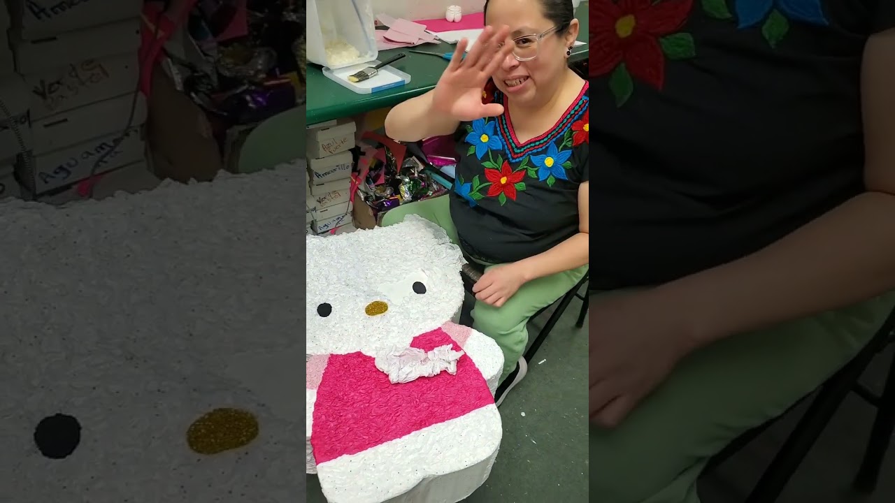 asi va el proceso de la piñata hello kitty
