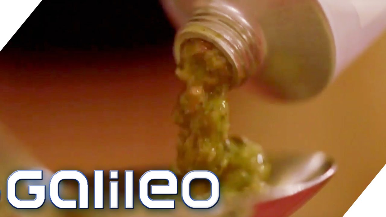 Astronauts eat food from a tube | Galileo Lunch Break