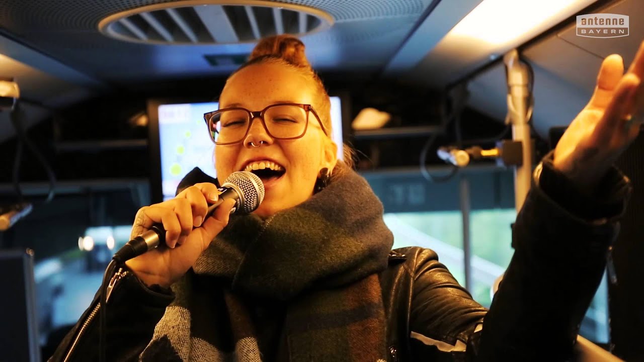 Das ANTENNE BAYERN Überraschungs-Schulbuskonzert mit Stefanie Heinzmann