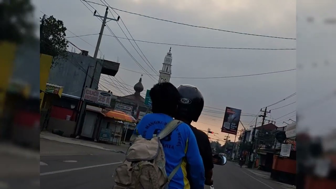 Berangkat kerja naik motor