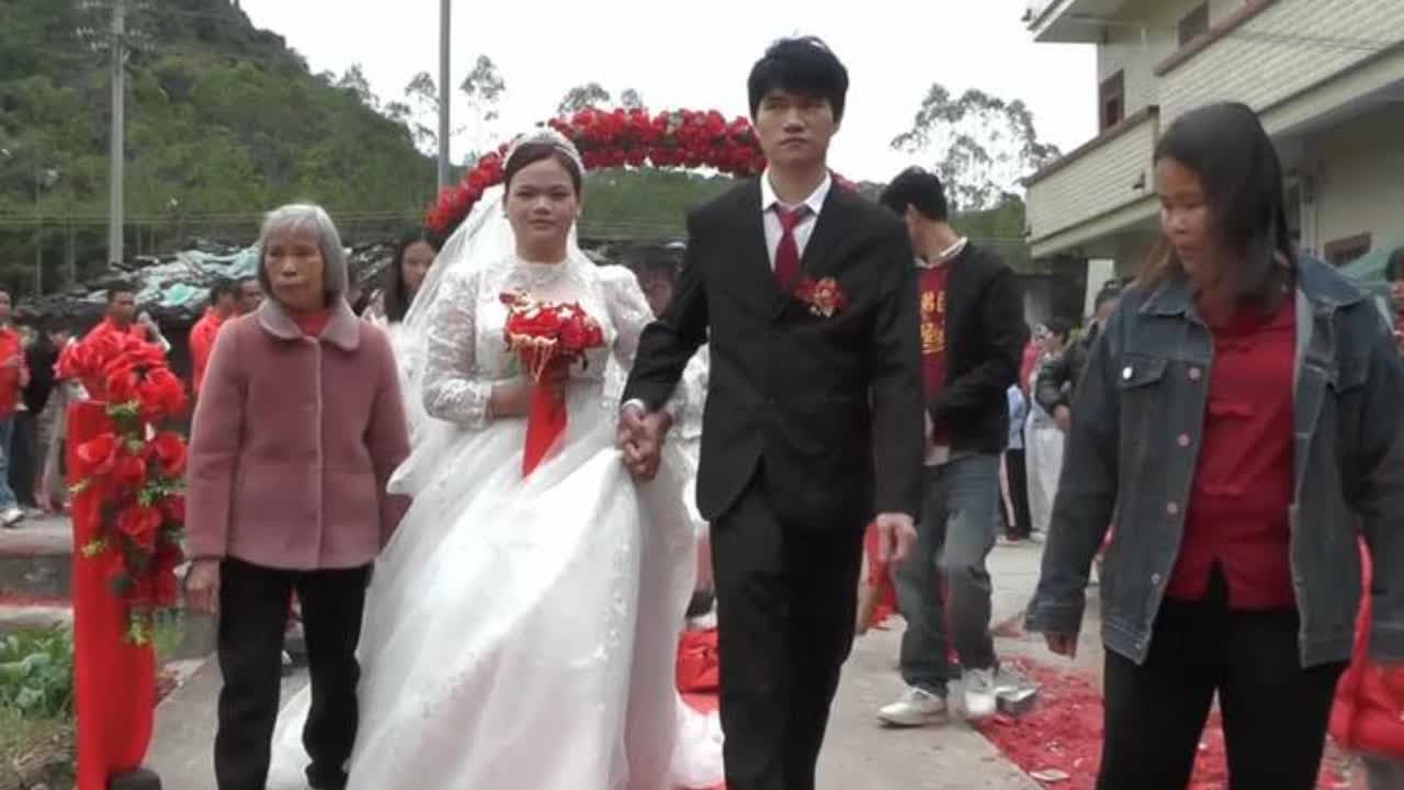 #鸾凤和鸣 梁定荣 & 陈业芳 #喜结连理 怀集桥头镇习俗 #鸾凤和鸣 梁定荣 & 陈业芳 #喜结连理 怀集桥头镇传统婚礼，八音乐队#接亲 奏响幸福乐章，五谷丰登陪嫁#早生贵子白头偕老