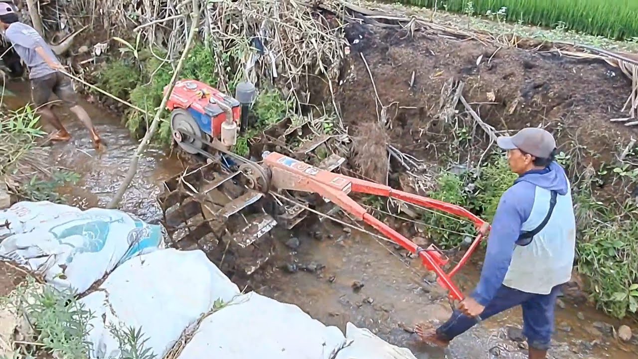 Dibantu pindah lahan turun naik lewat kali sempit