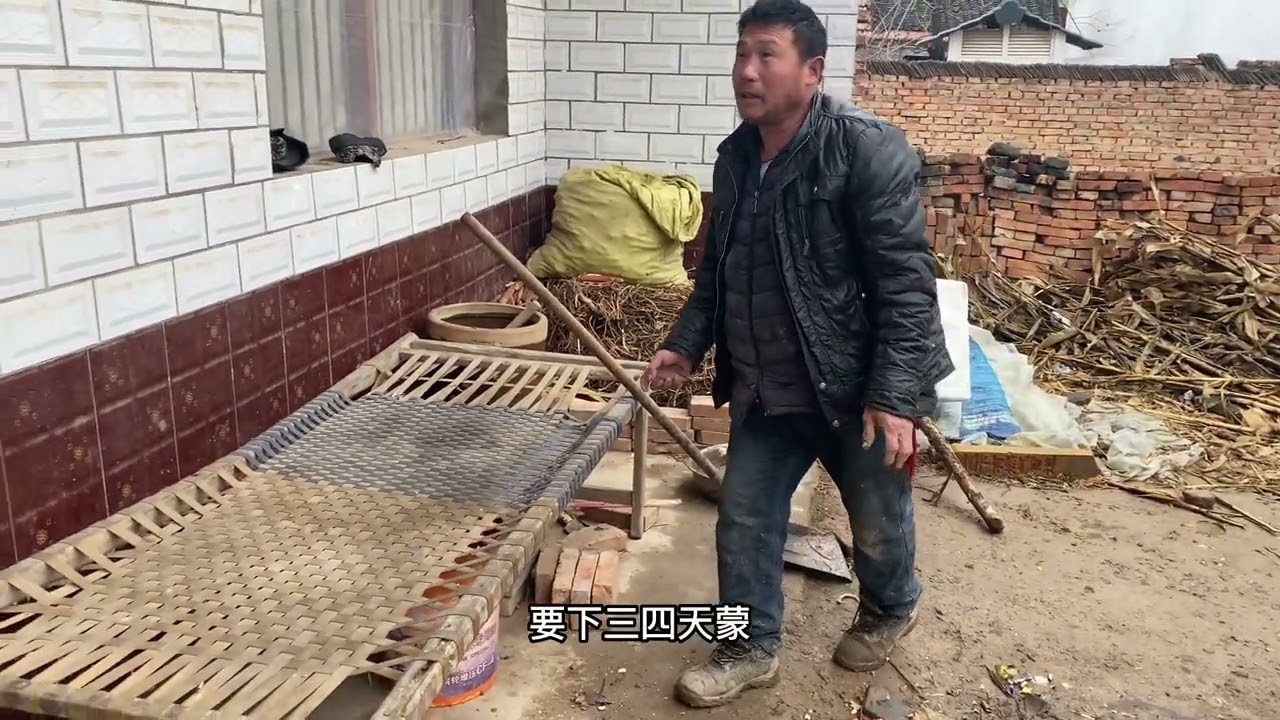一场雨给建华的房子淋出了原形，建华说下大雨时睡觉待盖塑料纸。