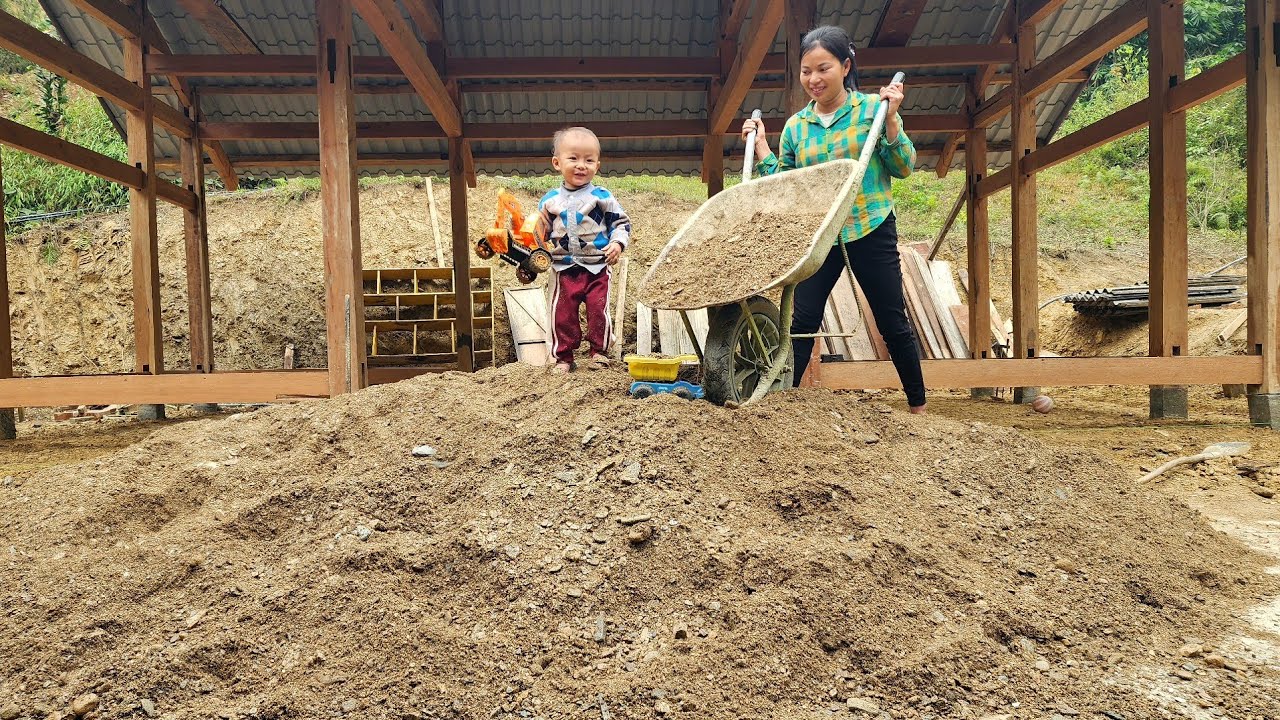 The process of preparing sand and gravel for pouring the concrete floor of the new house - cooking