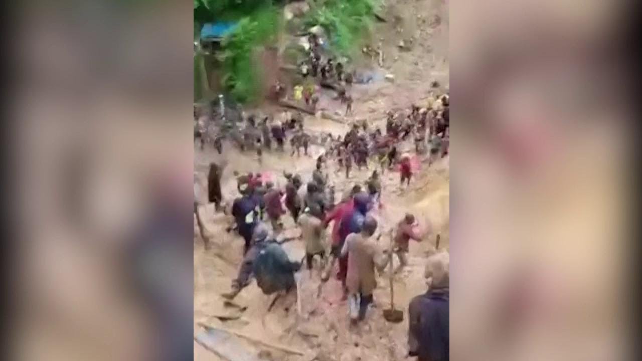 Incidente in miniera in Congo: salva i compagni scavando a mani nude