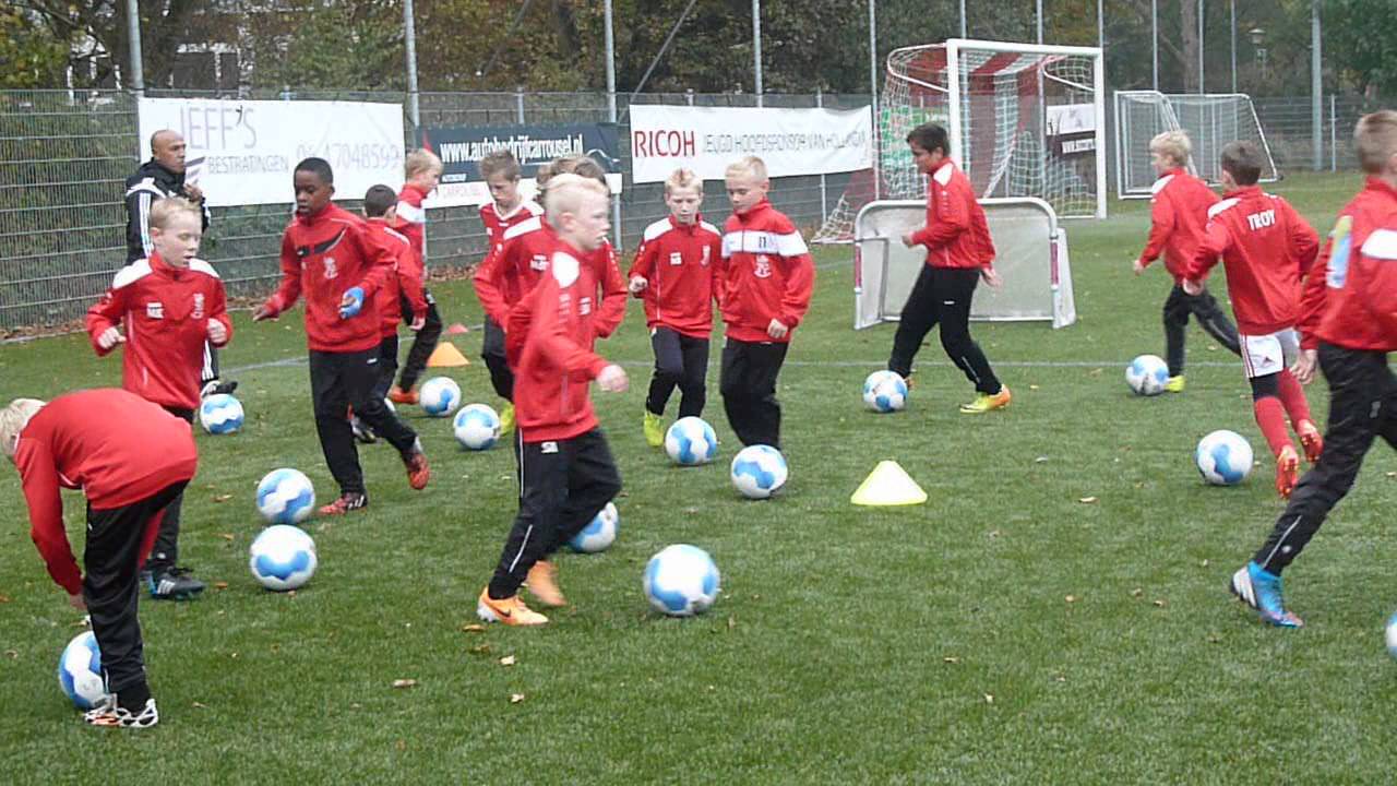 Ajax trainers op locatie bij HVV Hollandia
