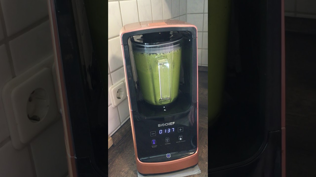 BioChef Vakuum Smoothie Maker in action for a green smoothie