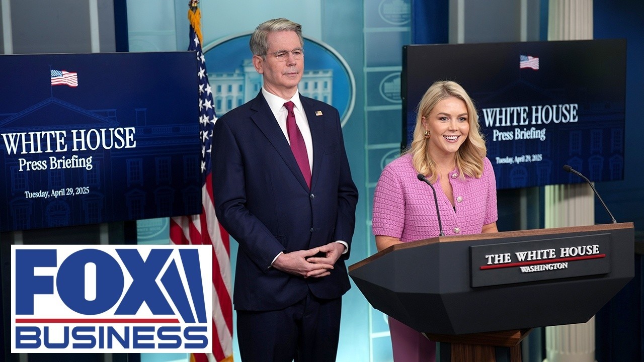 Каролина Ливит и Скотт Бессент рекламируют возврат налогов в День налогоплательщика.