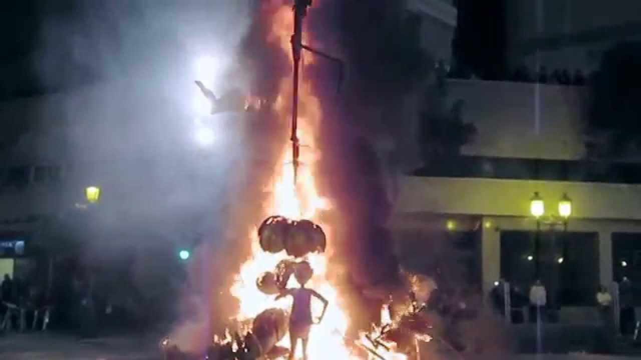 Amazing Party on the streets of Valence: Crem&aacute; de Las Fallas 2014