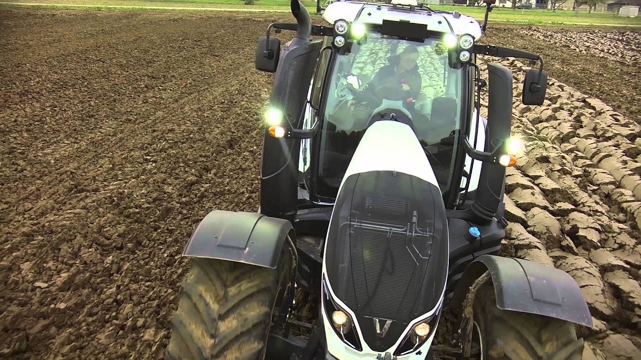 Exklusiv: Neuer Valtra T Serie Traktor mit Amazone Pflug [New Valtra T Series]