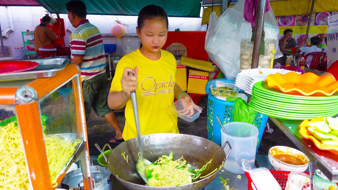 Amazing Family Business! Serving Shrimp Fried Noodles, Beef Fried Rice & Noodle Soup | Street Food