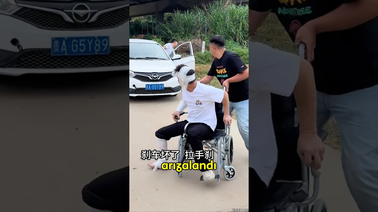 Frenler bozulduğu halde el frenini &ccedil;ekmeyi bile bilmiyorsun.