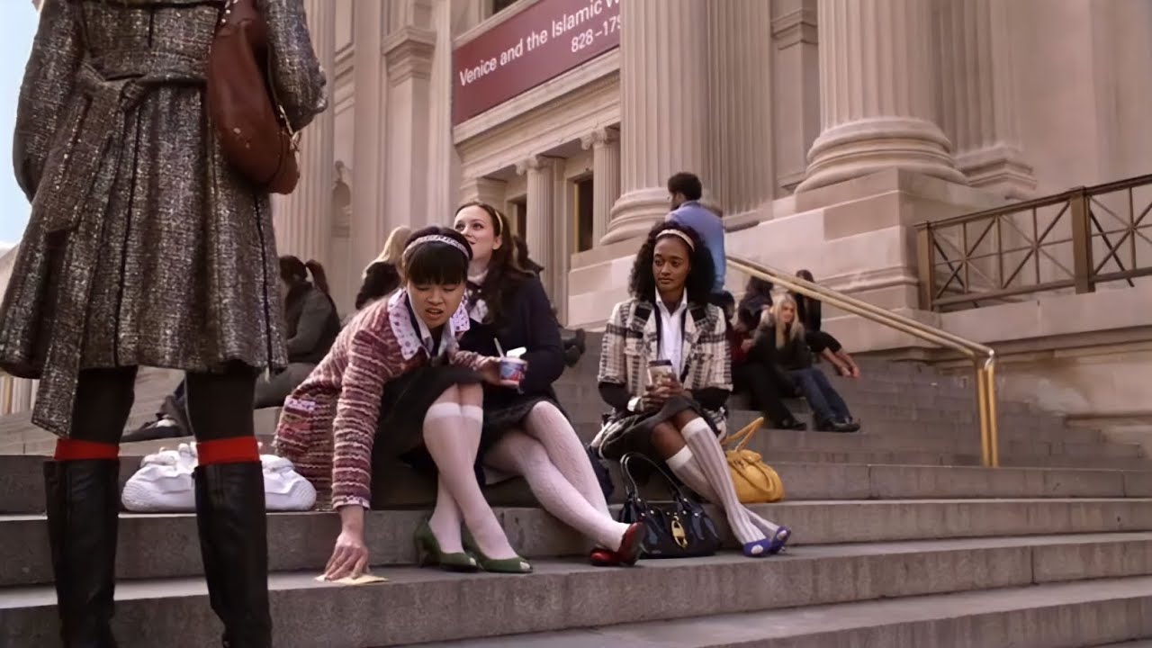 Gossip girl season 1 episode 1 - Pilot. Serena van der Woodsen and Blair Waldorf. 