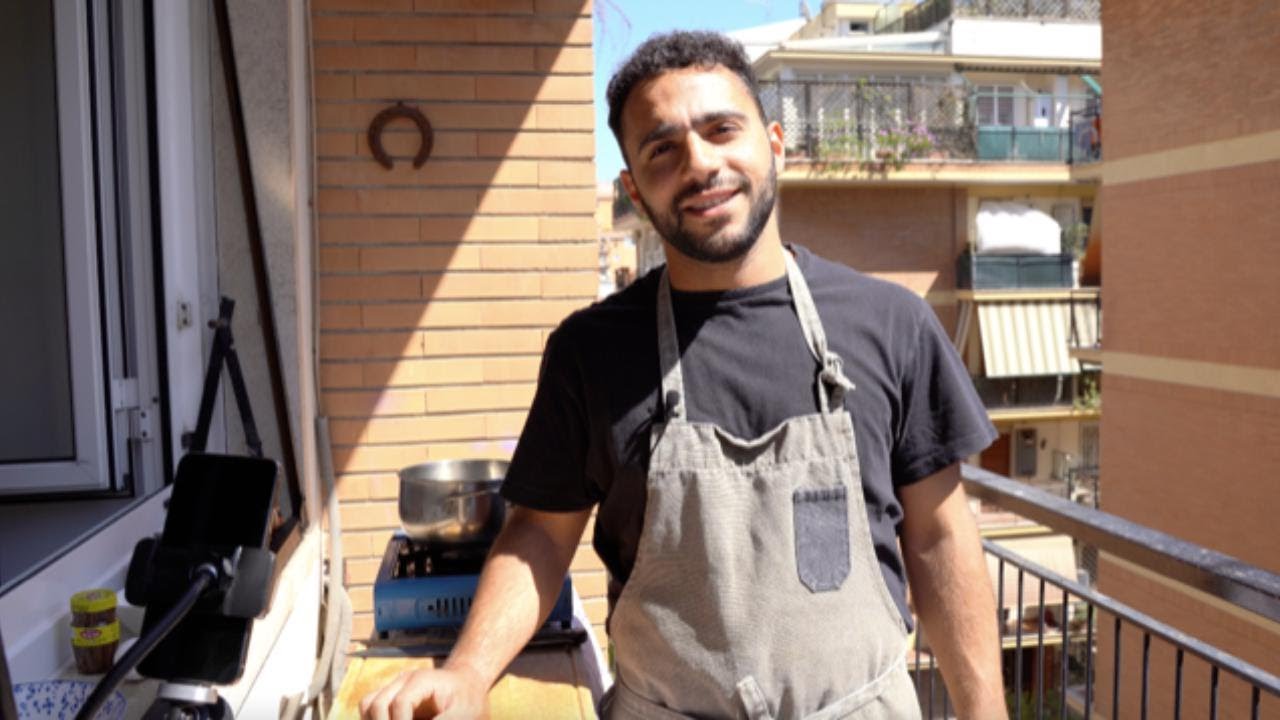 Sul balcone di Ruben Bondì, il cuoco fenomeno social che cucina per i passanti