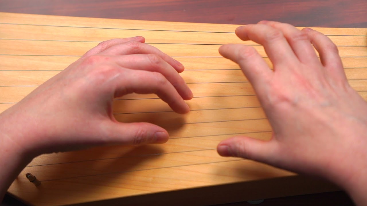 11-kielinen kantele, D-duurin perussoinnut.