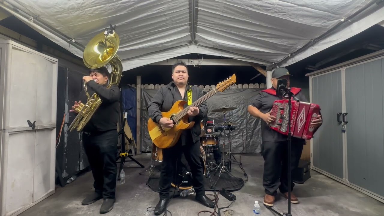 Grupo norteño con tuba Los parientes de Escobar/ Los Ángeles california 