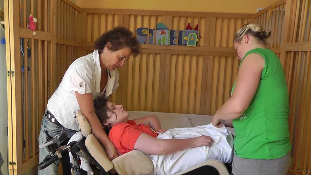 Über die Bauchlage vom Bett in den Rollstuhl