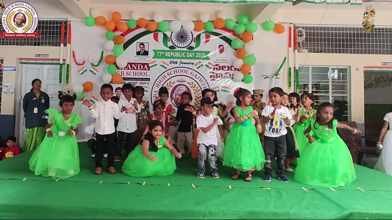 Chota Bacha Jane Ke 💃🕺 | Cute Dance by PP-1 Students | Nalanda High School Gajwel