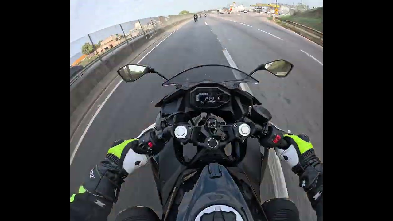 NInja 500 Sofrendo para Acompanhar as motos de alta cilindradas.