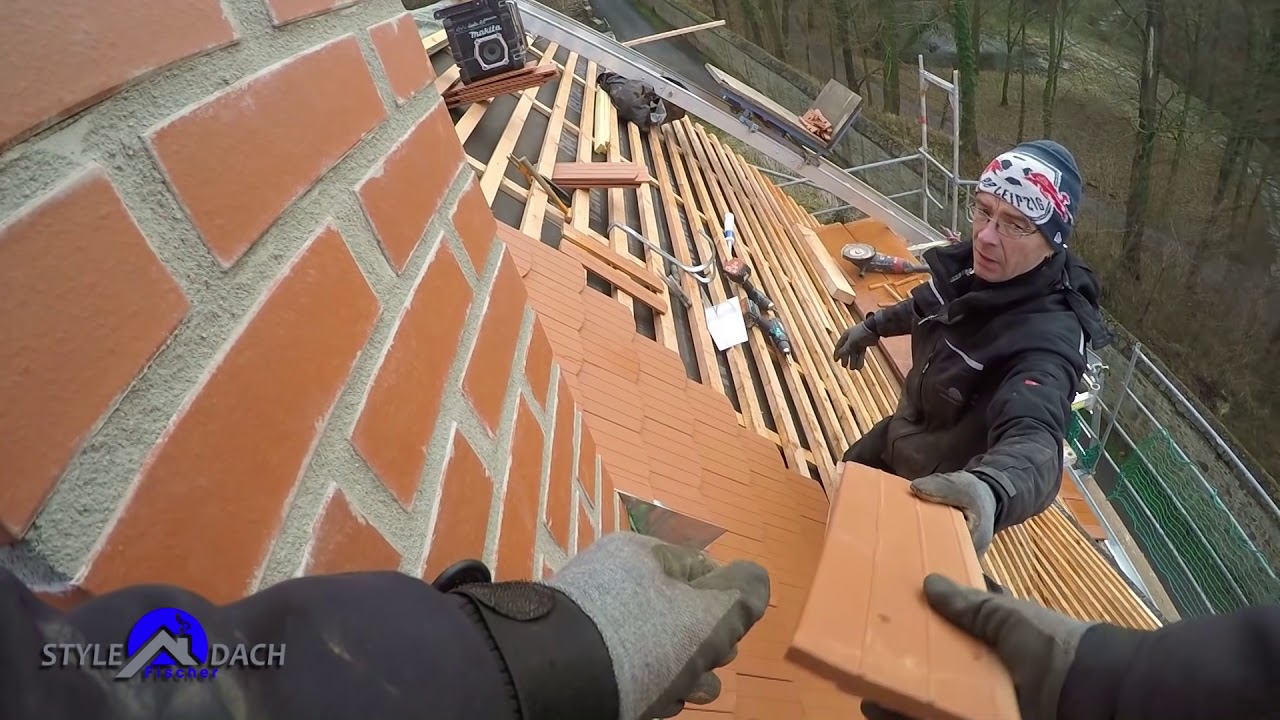 Schornsteineinfassung in Zink  - Kamin mit Nocken bei Biber - Biberschwanzdeckung am Schornstein