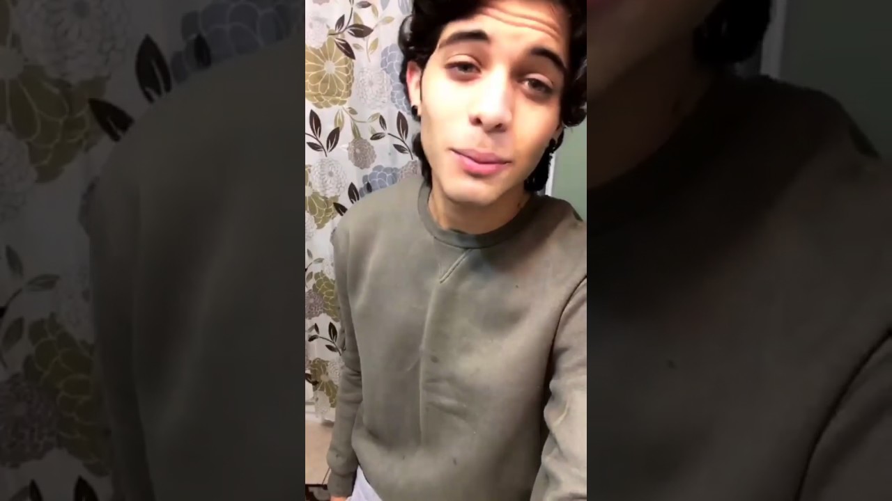 Erick Brian Colon celebrando Navidad. CNCO