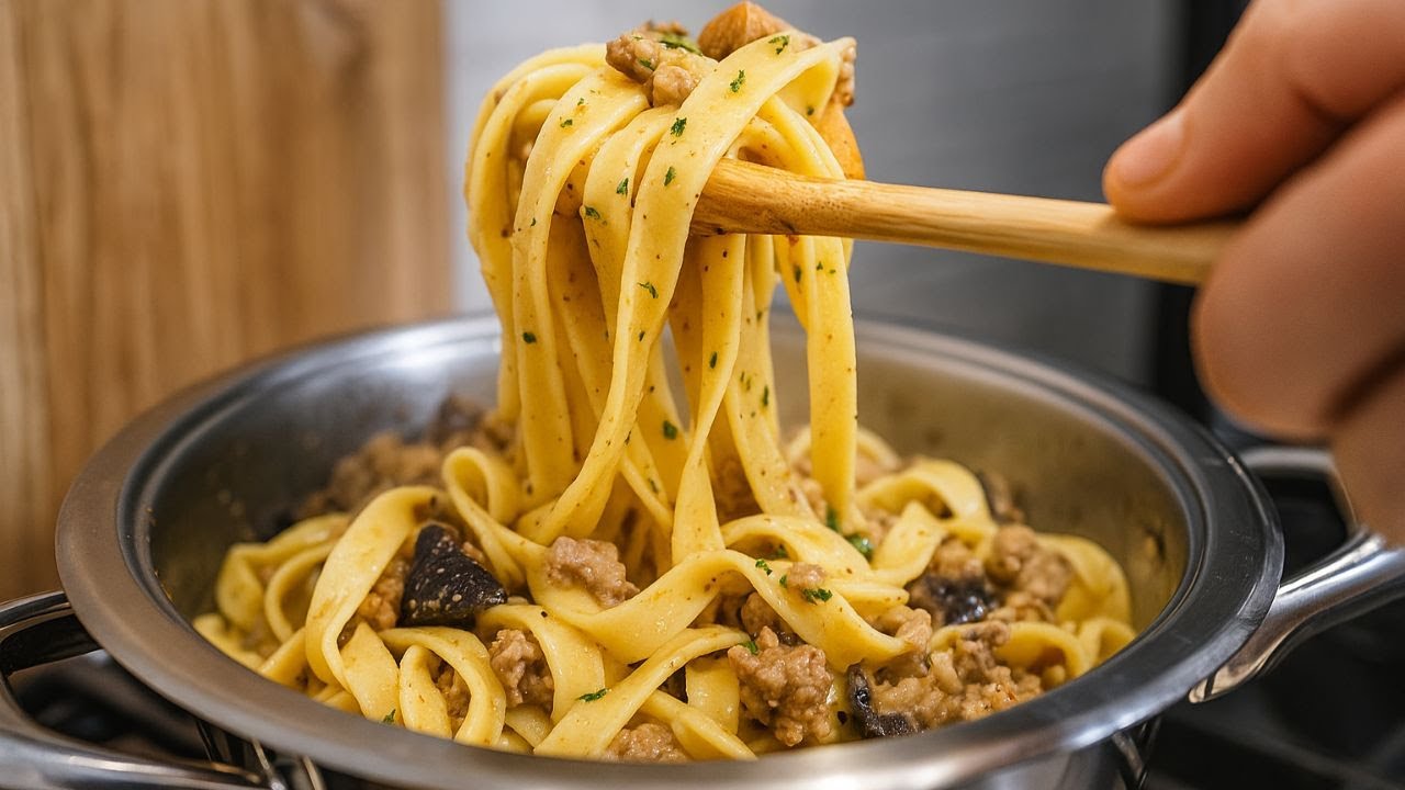 TAGLIATELLE FUNGHI E SALSICCIA 🍝 Ricetta Cremosa e Profumata – Pasta Autunnale Fatta in Casa Facile