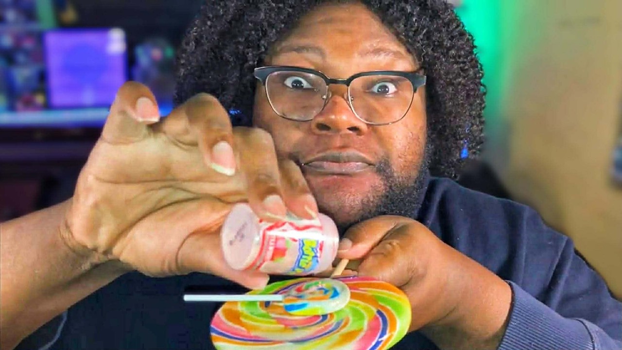 GIANT vs MINI Lollipop Swirl 🍭 (ASMR Eating Sounds)