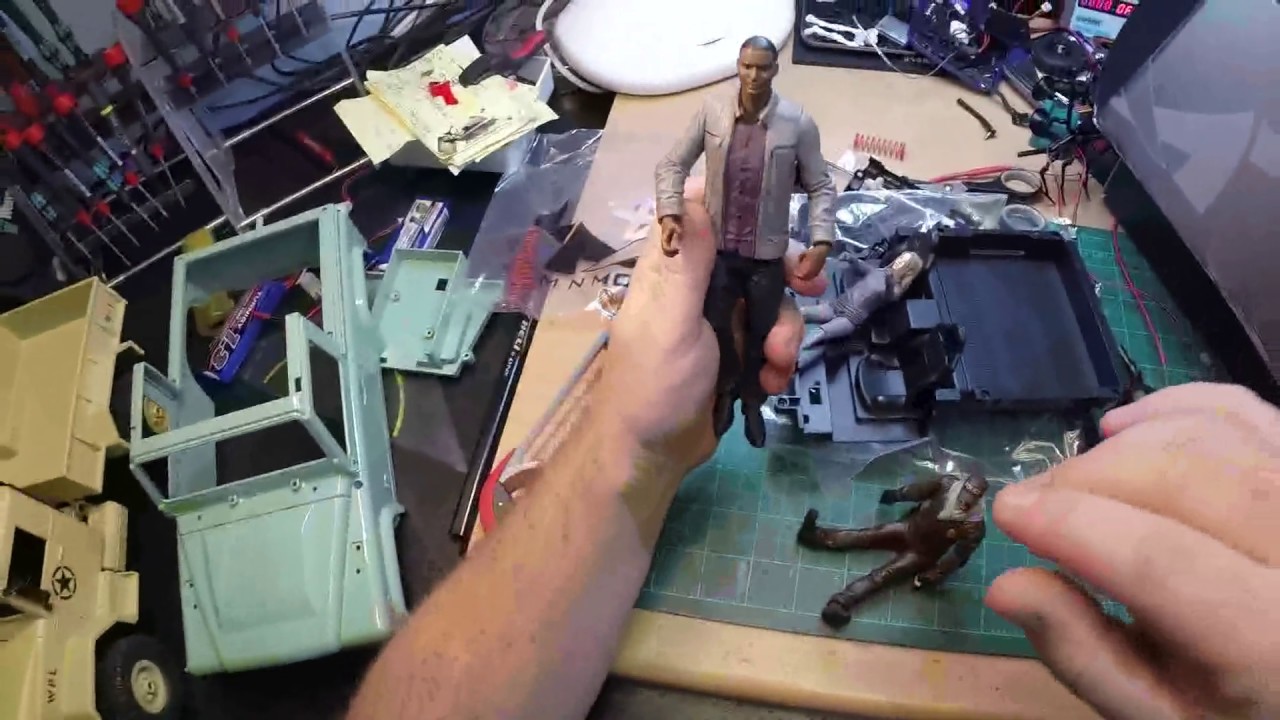 MN-90 1/12 Scale D90 Defender - Test of Driver Figure Sizes