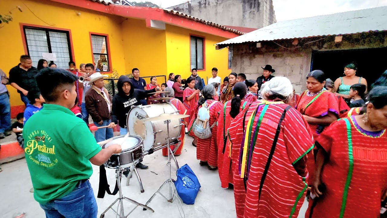 mujeres triquis bailando chilena mixteca con banda en san juan copala fiesta patronal 2023