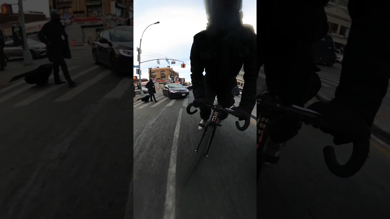 One traffic jam to the next #nobrakes #bikecourier #trafficjams #singlespeed #premiumrush