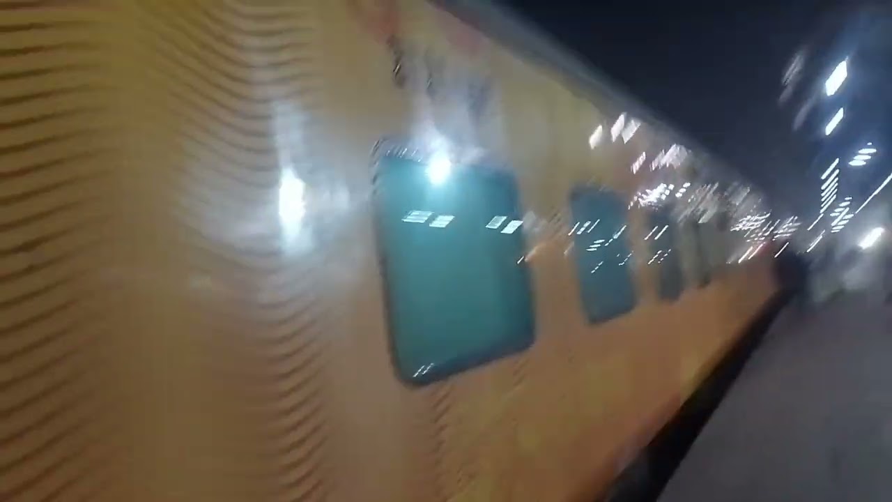 Last tk Bane rhiye last me ak Bina tikat vala rajdhani express me Chad jata hai usko rpf pkr leta h