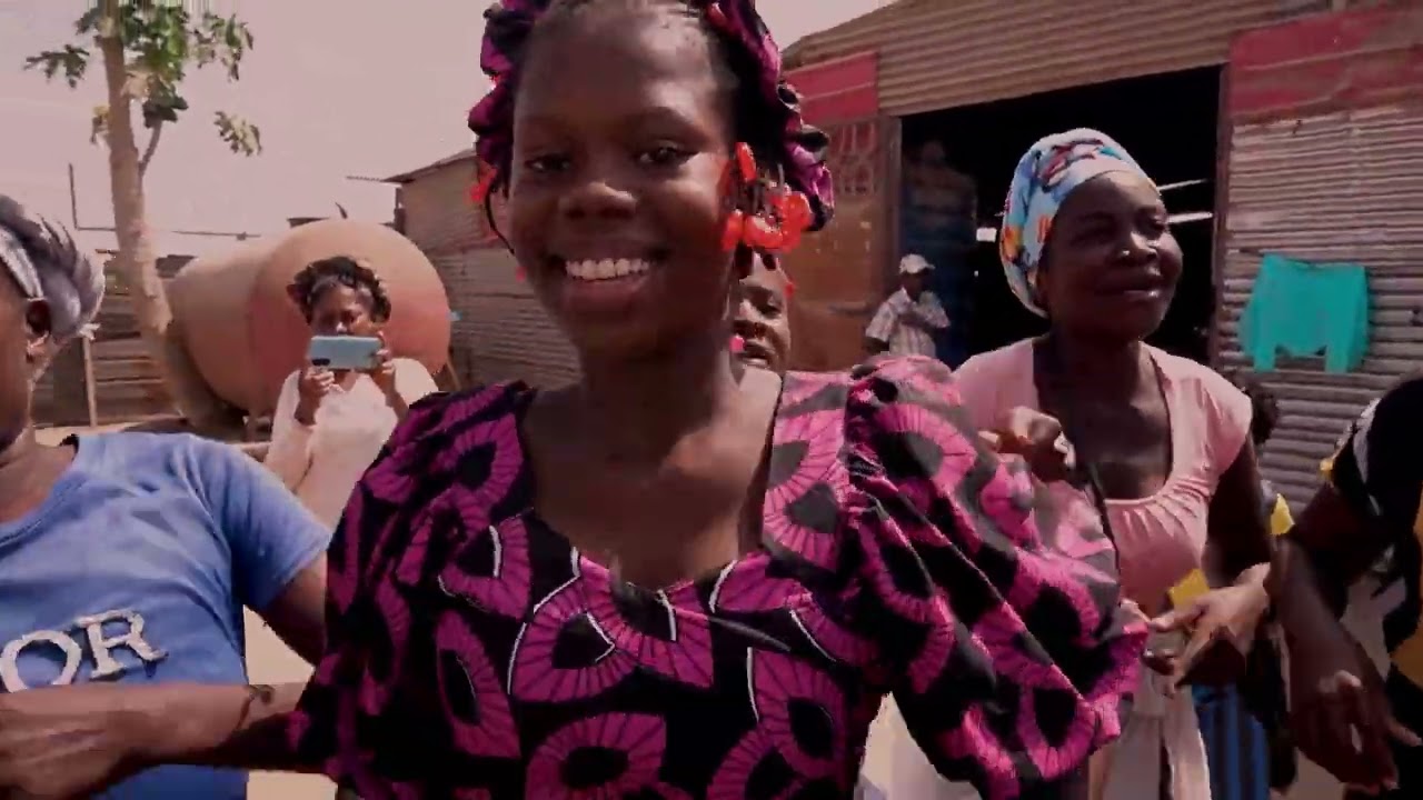 LUZIA CAMBUNDO KUMBI (vídeo oficial)