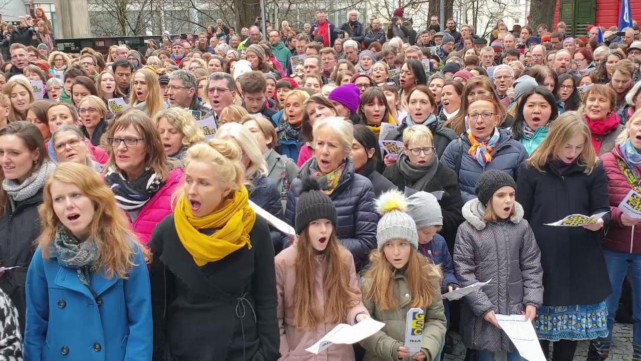 Go Sing Choir an der #munich4EUROPE Skyline am Münchner Gasteig
