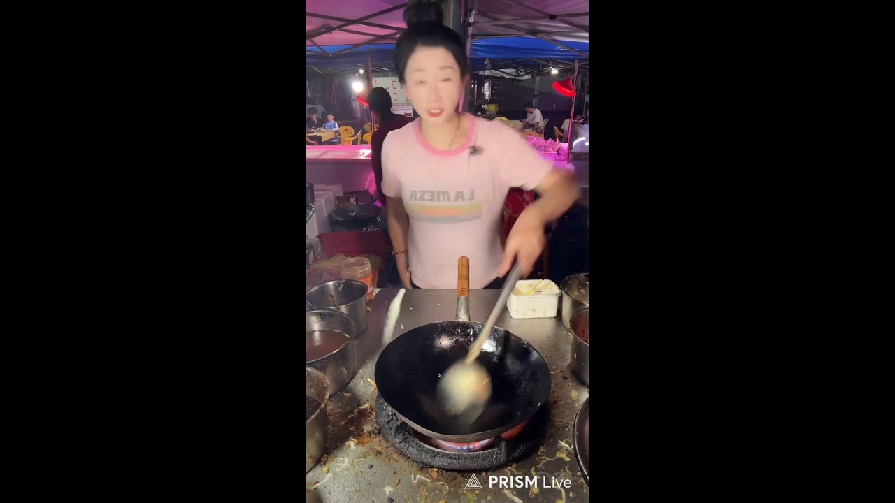 Chinese Woman expert in cooking.