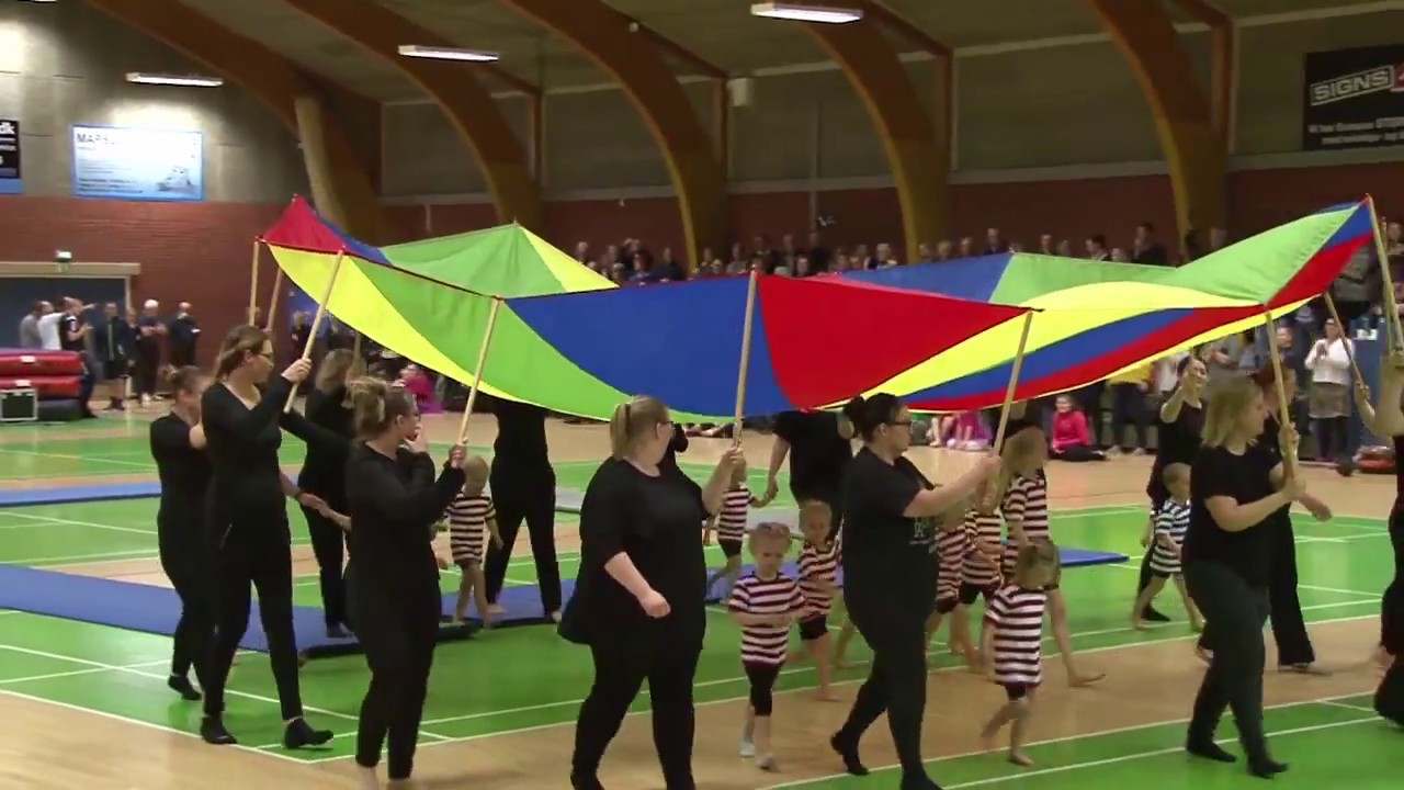 Gymnastikopvisning i Marslev Gymnastikforening i 2017 - Forældre og børn.