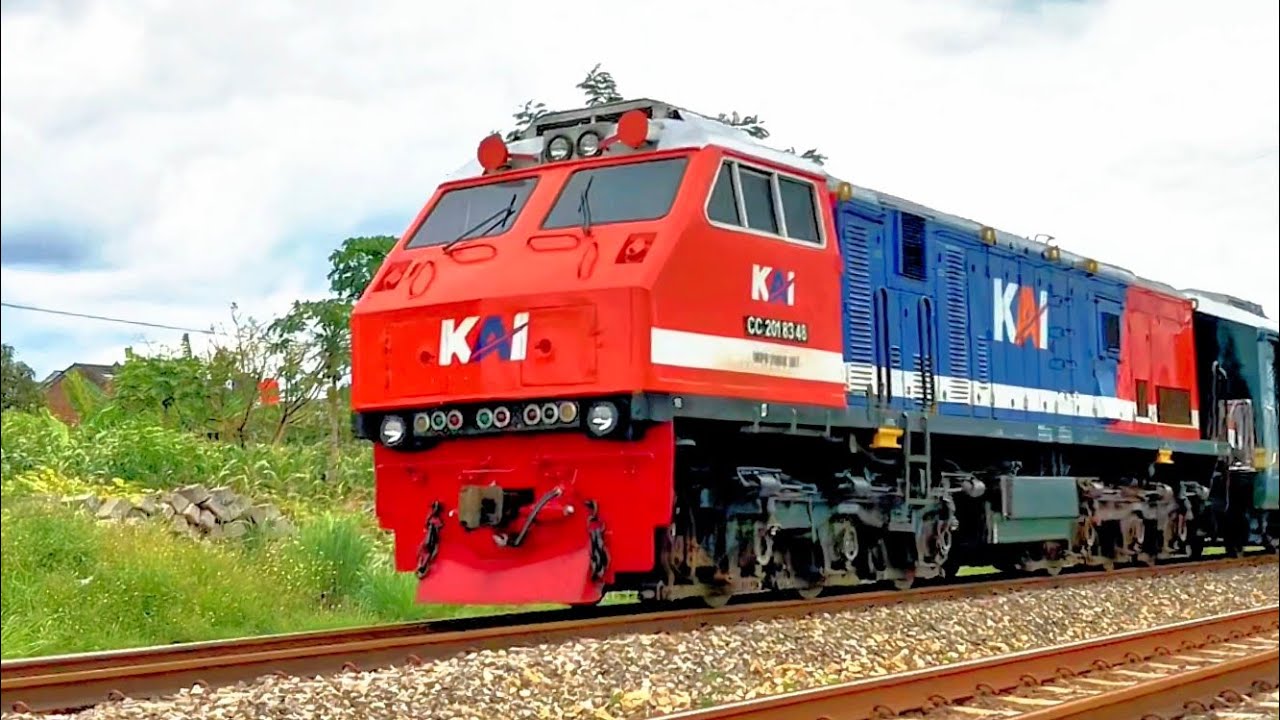 Hunting Kereta Api Di Cimekar | MOMEN LOKOMOTIF RNB HIDUNG MIRING BERDINAS KE BANDUNG