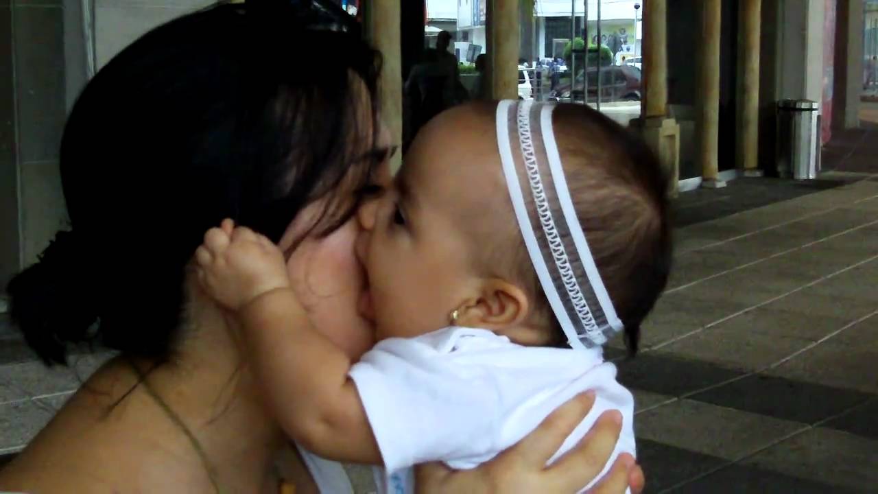 Isabella dando besitos a mami 1 (5m).MOV