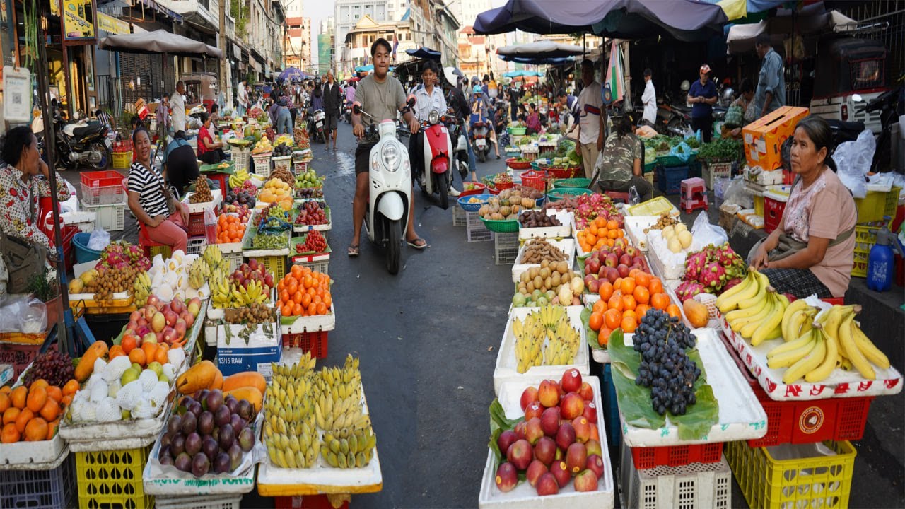 Toul Tumpoung Evening Street Market Scene – Plenty Fresh Fruit, Vegetable & More Street Food
