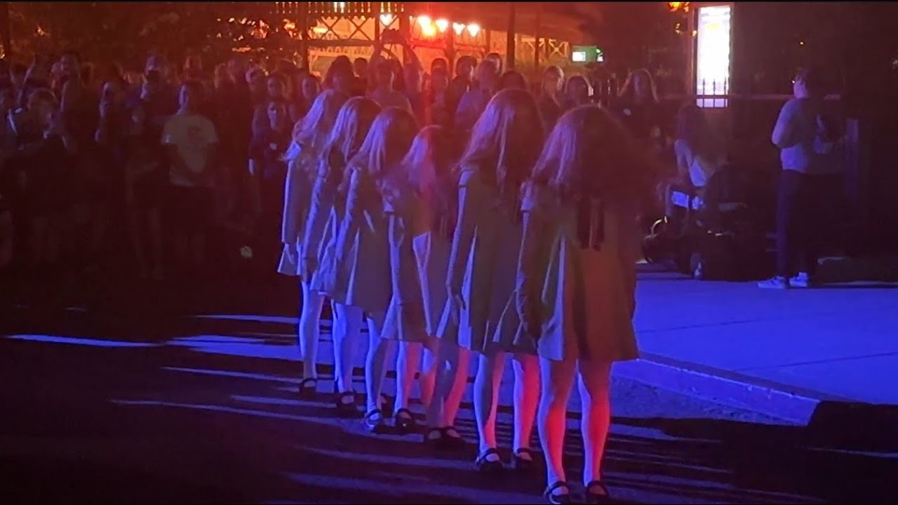 Halloween Horror Nights 32 MEGAN Flash Mob Universal Studios Orlando Opening Weekend (M3GAN)