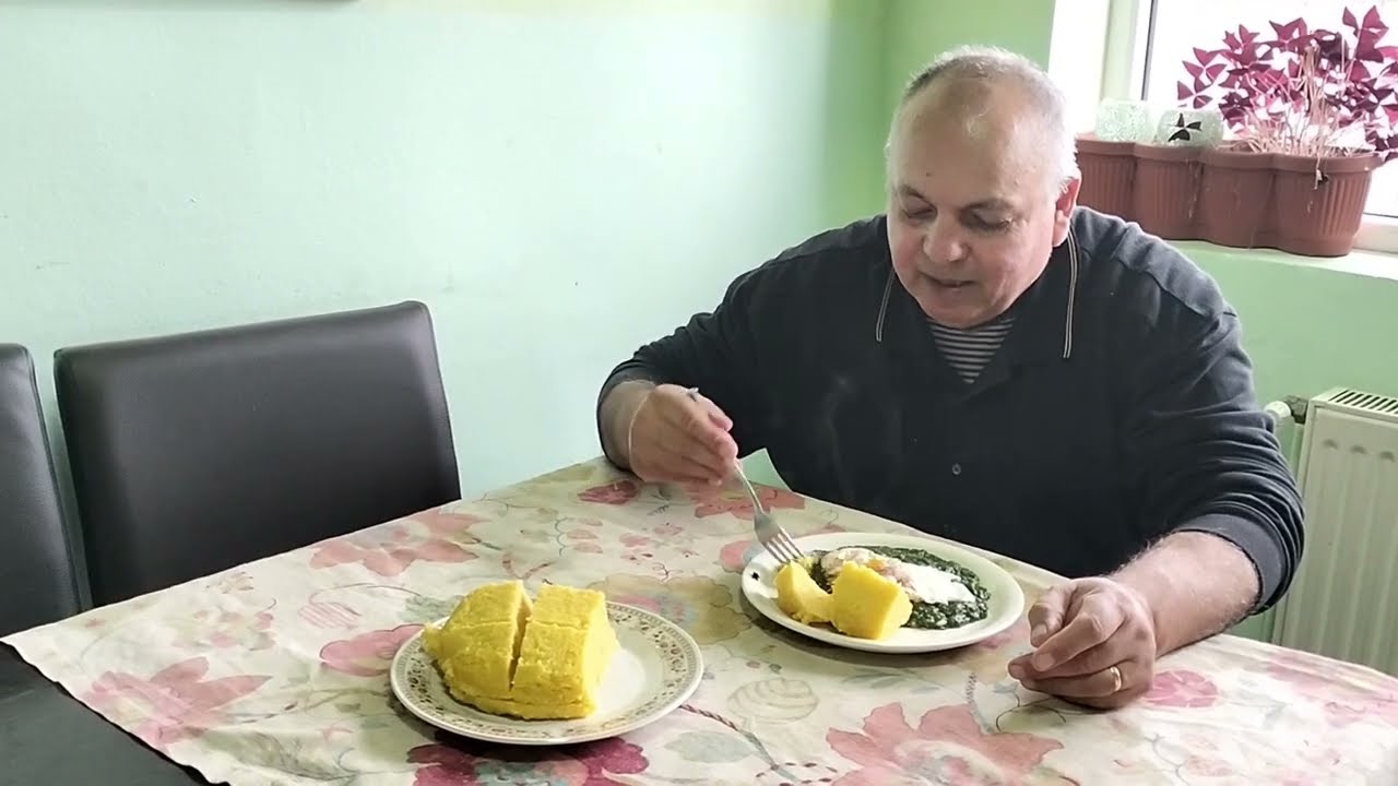 Urzici cu usturoi ,cu oua ochiuri si mamaliga,fara lapte fara smantana de gatit.