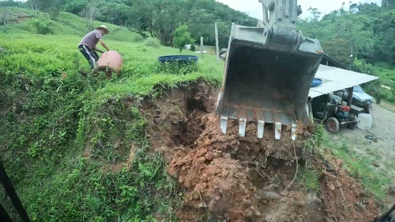 Escavadeira fazendo acabamentos em sitio p2