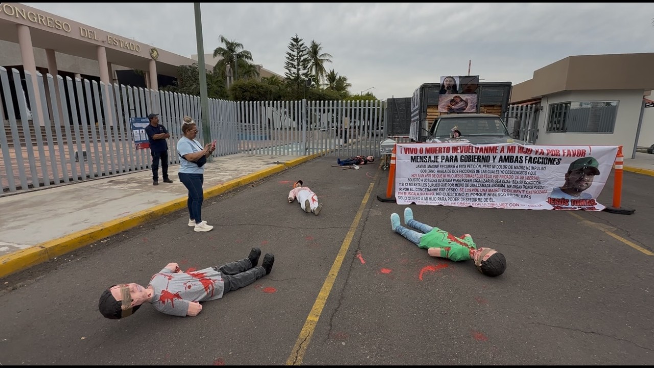 CON PIÑATAS Y ATAÚD, 