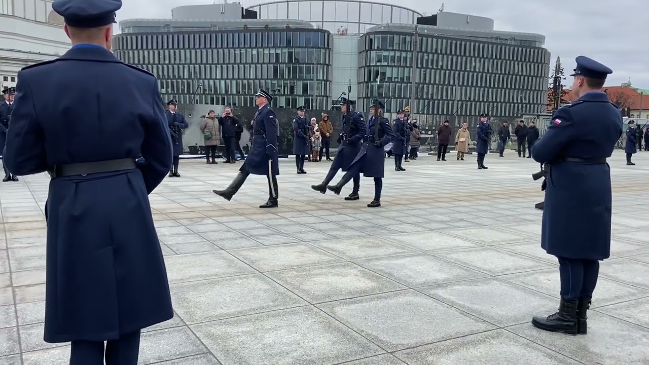Zmiana warty przez Policjantów z Kompanii Reprezentacyjnej Policji przed Grobem Nieznanego Żołnierza