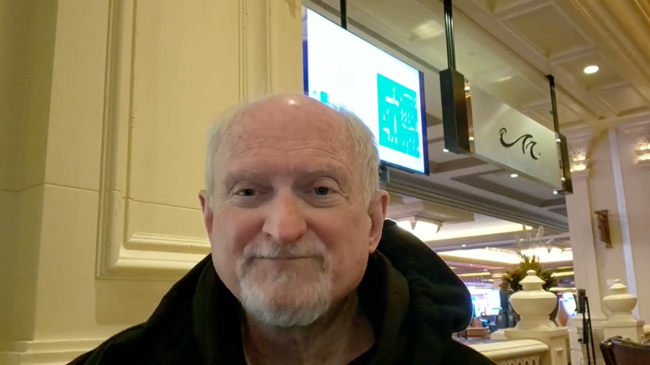 Воскресный видеоблог Лоун Вулфрика, 22 февраля 2026 года. Ем сэндвич «Эгг МакМаффин» из Макдоналдса.