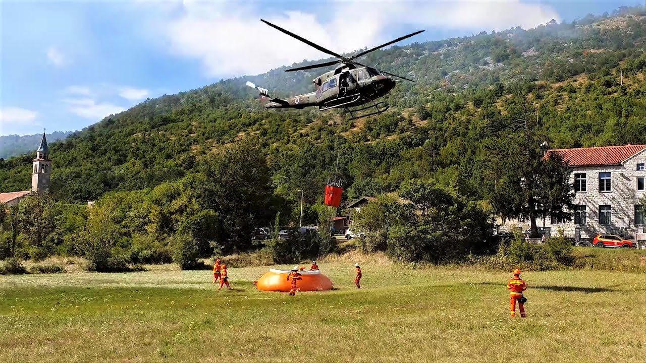 [GOZDNI POŽAR NA KRASU] zajemanje vode helikopterja SV in gašenje požara