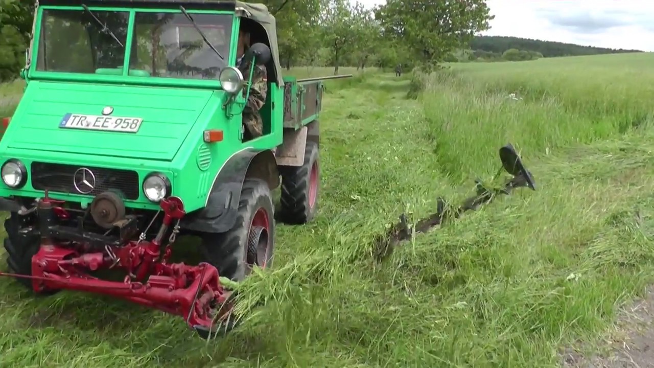 Unimog 411 mit Busatis BM 1113 Mähwerk beim Grünfutter mähen